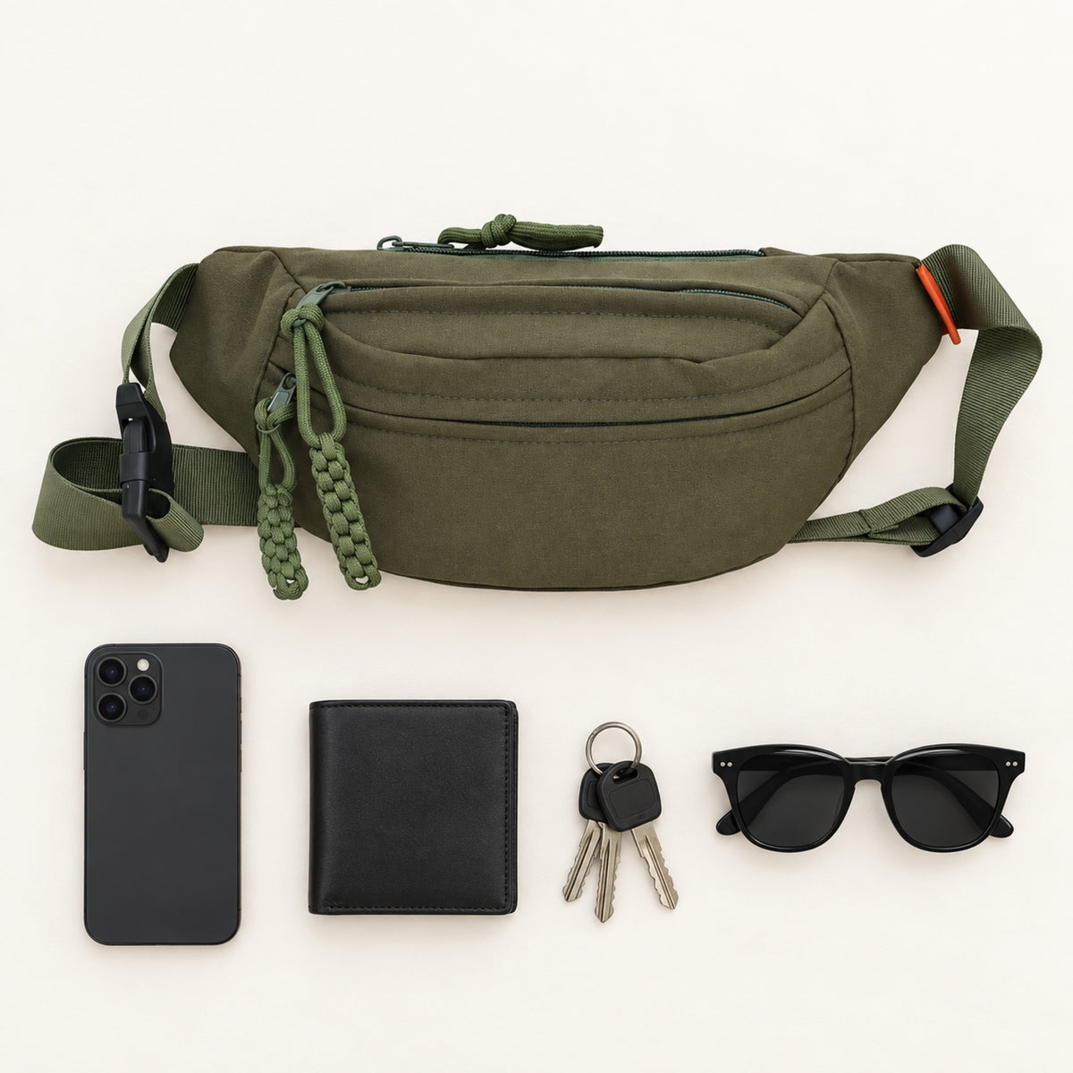 Arc Haki Bel Çantası günlük eşyalarla flat lay görünümü - UMBRIQE
