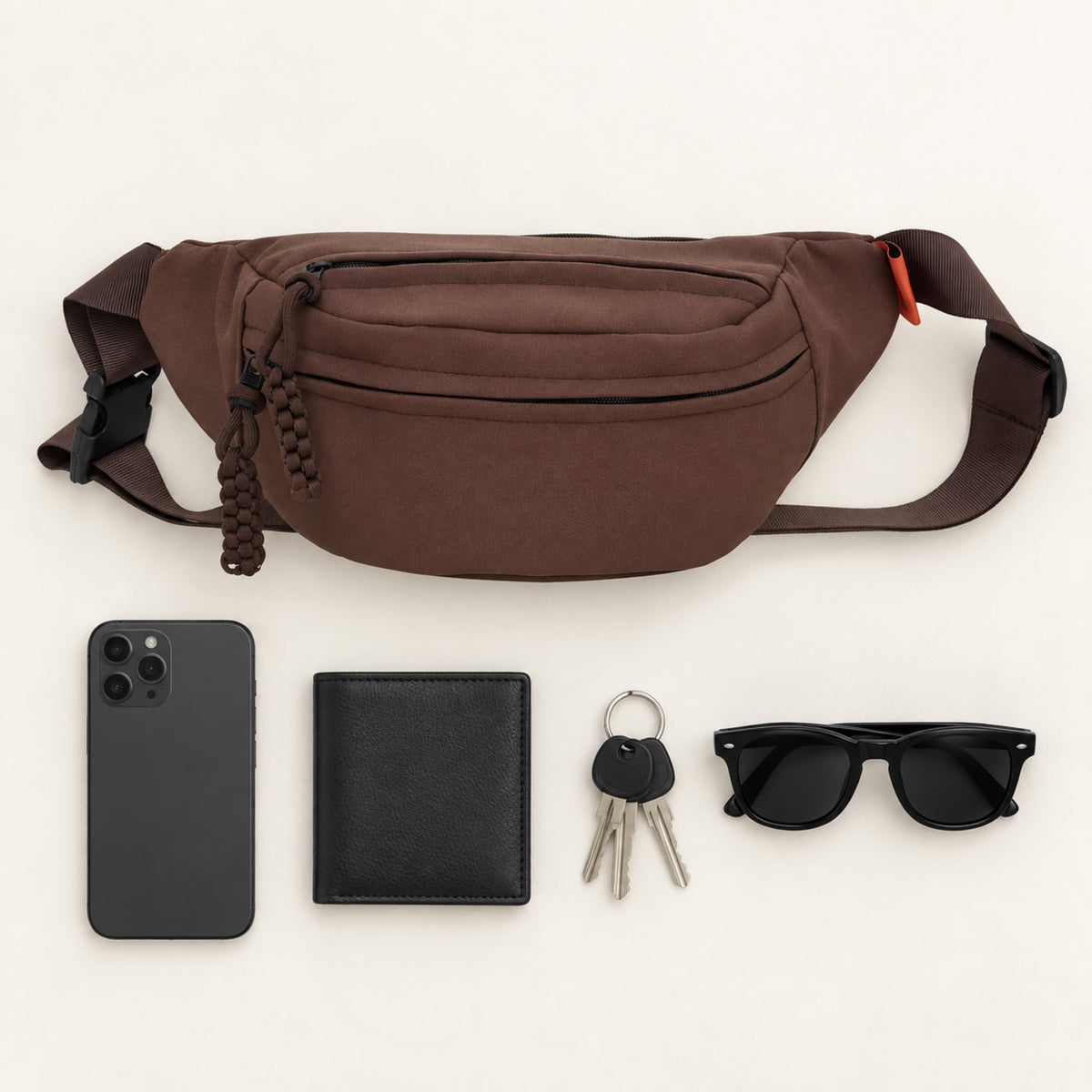 Arc Kahve Bel Çantası günlük eşyalarla flat lay görünümü - UMBRIQE